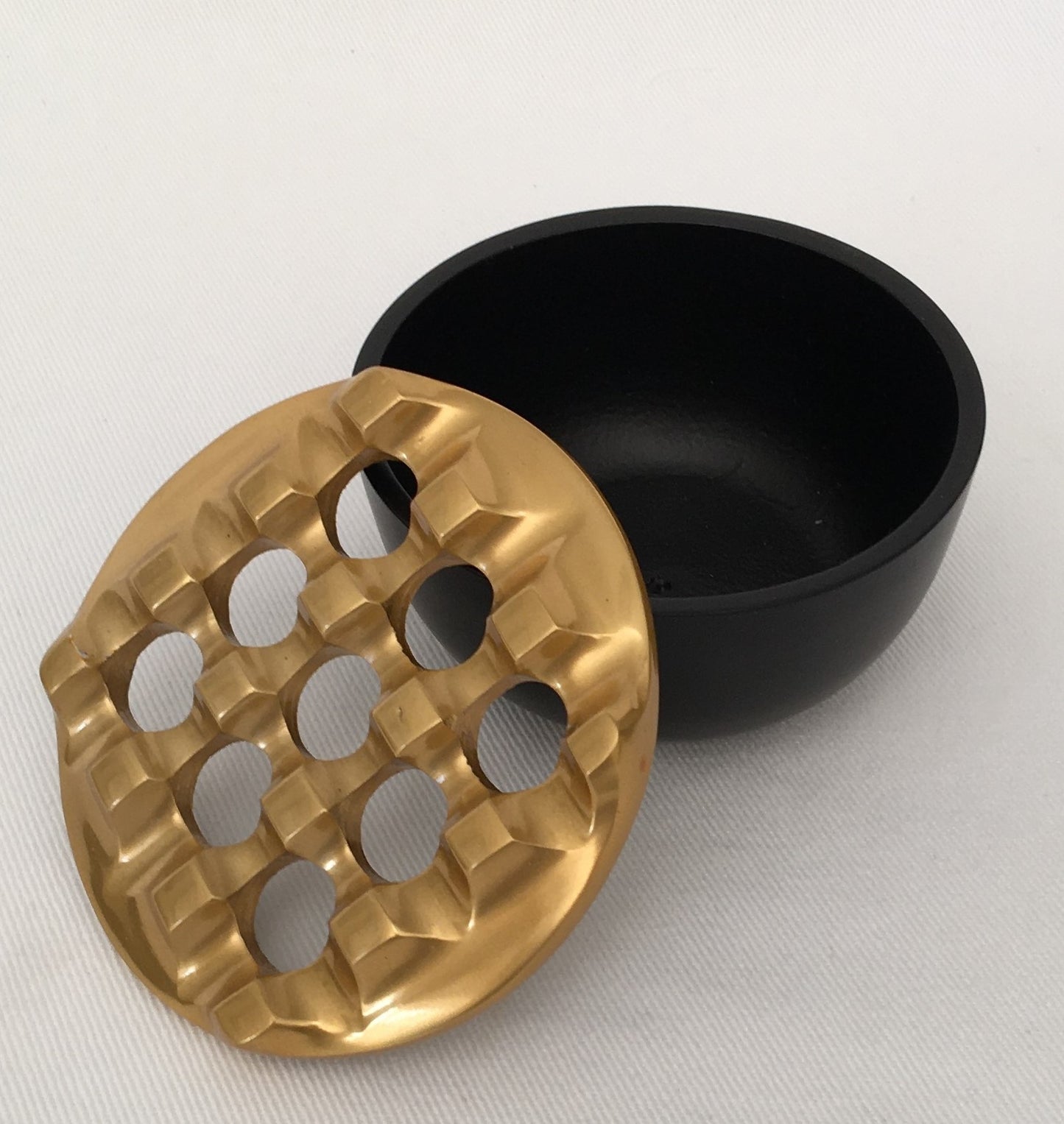 ASHTRAY DUNES ROUND MATT BLACK & BRASS (52-328-10)