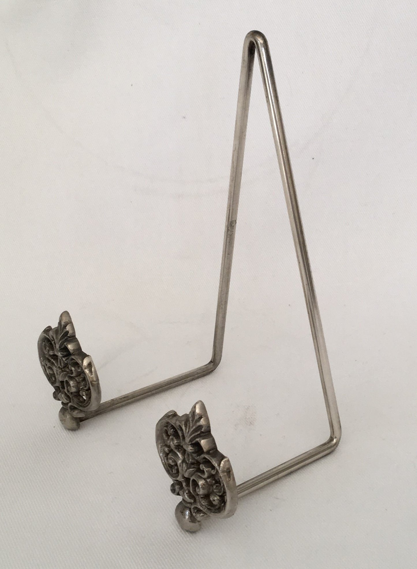 EASEL PEWTER MEDIUM (HAQ292)