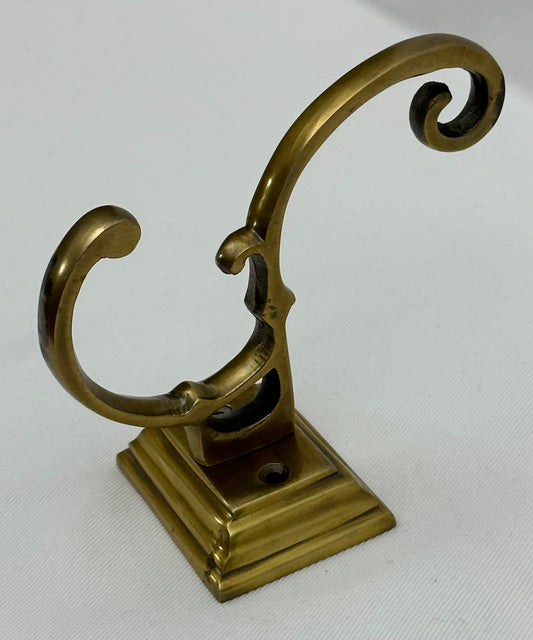 HOOK ROBE SQUARE NEW ANTIQUE BRASS (24932)