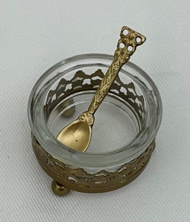 SALT POT QUEENS ANTIQUE BRASS (24998)