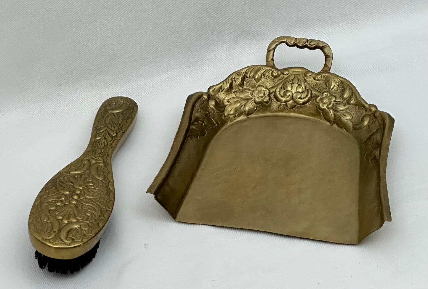 TABLE CRUMBER ANTIQUE BRASS (ST-302)
